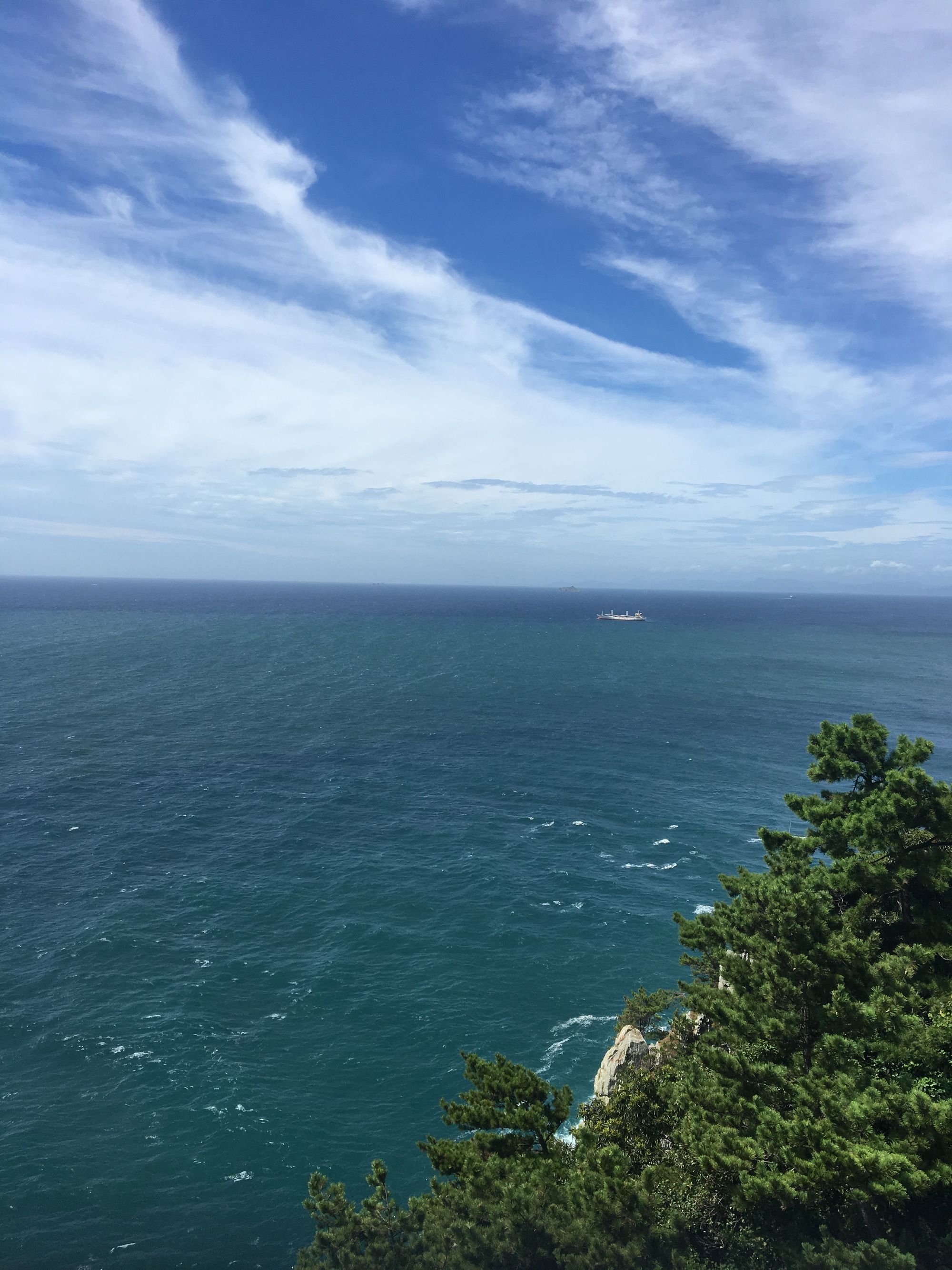 No Taejongdae Cliff é possível ver as cores diferentes do mar... E aquela ilhota ali bem no fundo, já é território do Japão (que só dá pra ver em dias lindos como esse!!). Foto: Arquivo Pessoal