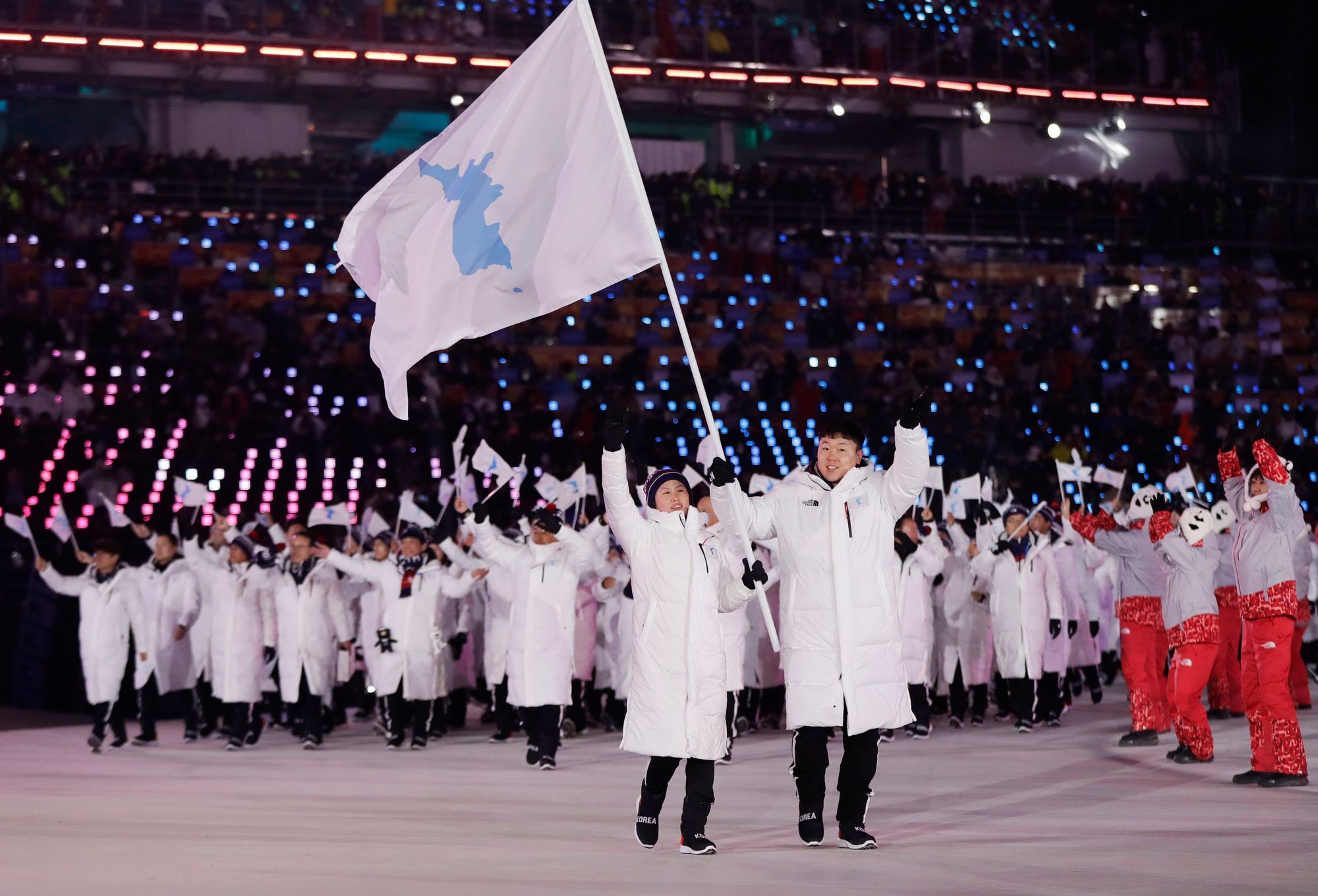 A Bandeira da Unificação foi utilizada nas Olímpiadas de Inverno de 2018 em Pyeongchang quando as Coreias do Sul e do Norte desfilaram juntas. Foto: CNN